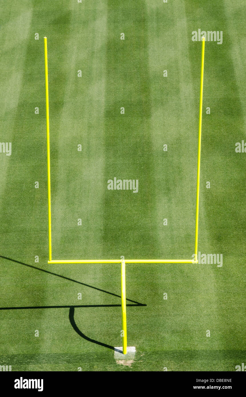 Footballstadion Goal Posts Leere Sitzplätze Vereinigte Staaten // VEREINIGTE STAATEN - ein leeres Profi-Fußballstadion zeigt sein unberührtes Spielfeld mit sorgfältig gepflegtem Gras und markanten Torpfosten mit ihren markanten Querbalken. Die freien Sitzplätze im Stadion ragen im Hintergrund hervor und schaffen eine Atmosphäre der Vorfreude auf das Brüllen der Menge und die Spannung des Spieltages. Stockfoto