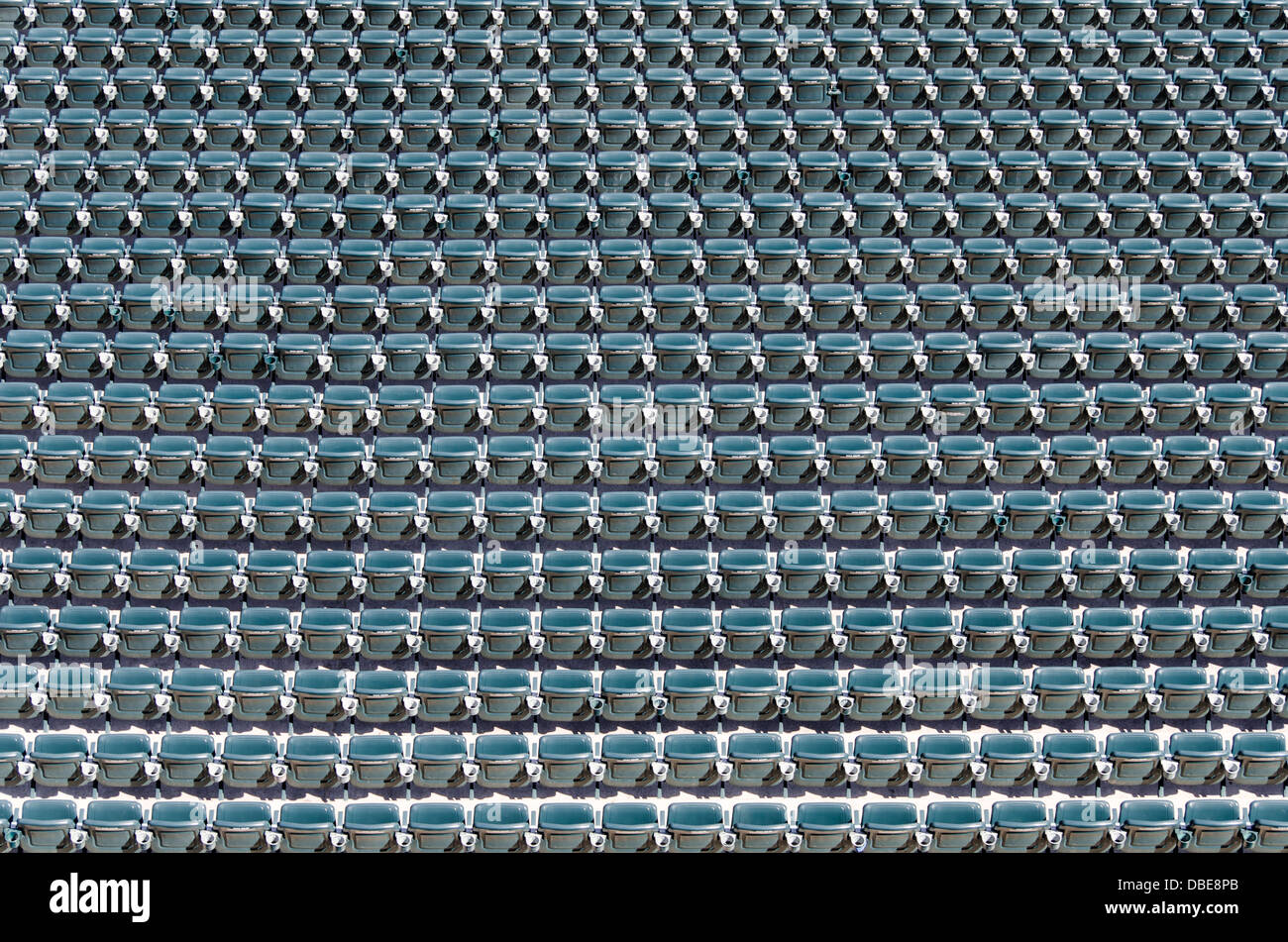 NFL Stadium Leersitze Vereinigte Staaten // VEREINIGTE STAATEN - ein weitläufiger Blick auf Leersitze in einem amerikanischen Profi-Football-Stadion NFL erstreckt sich vor der Kamera. Die Reihen der freien Sitzplätze bilden ein symmetrisches Muster, das die immense Kapazität des Veranstaltungsortes verdeutlicht und auf die elektrische Atmosphäre hinweist, die diese Stände am Spieltag erfüllt. Stockfoto