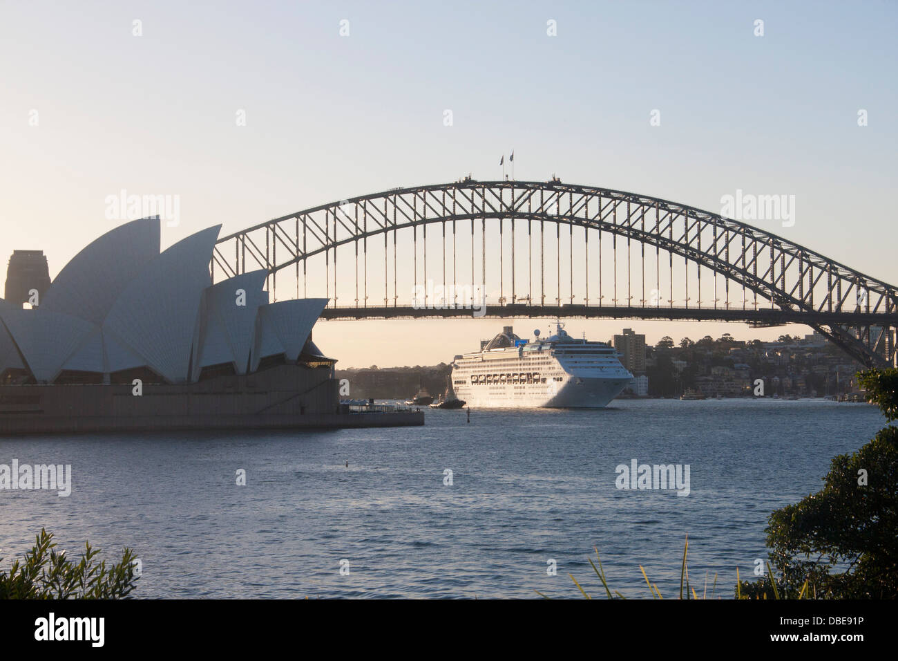 Kreuzfahrtschiff verlassen Sydney Harbour vorbei an Oper und Harbour Bridge Sydeny New South Wales NSW Australia Stockfoto
