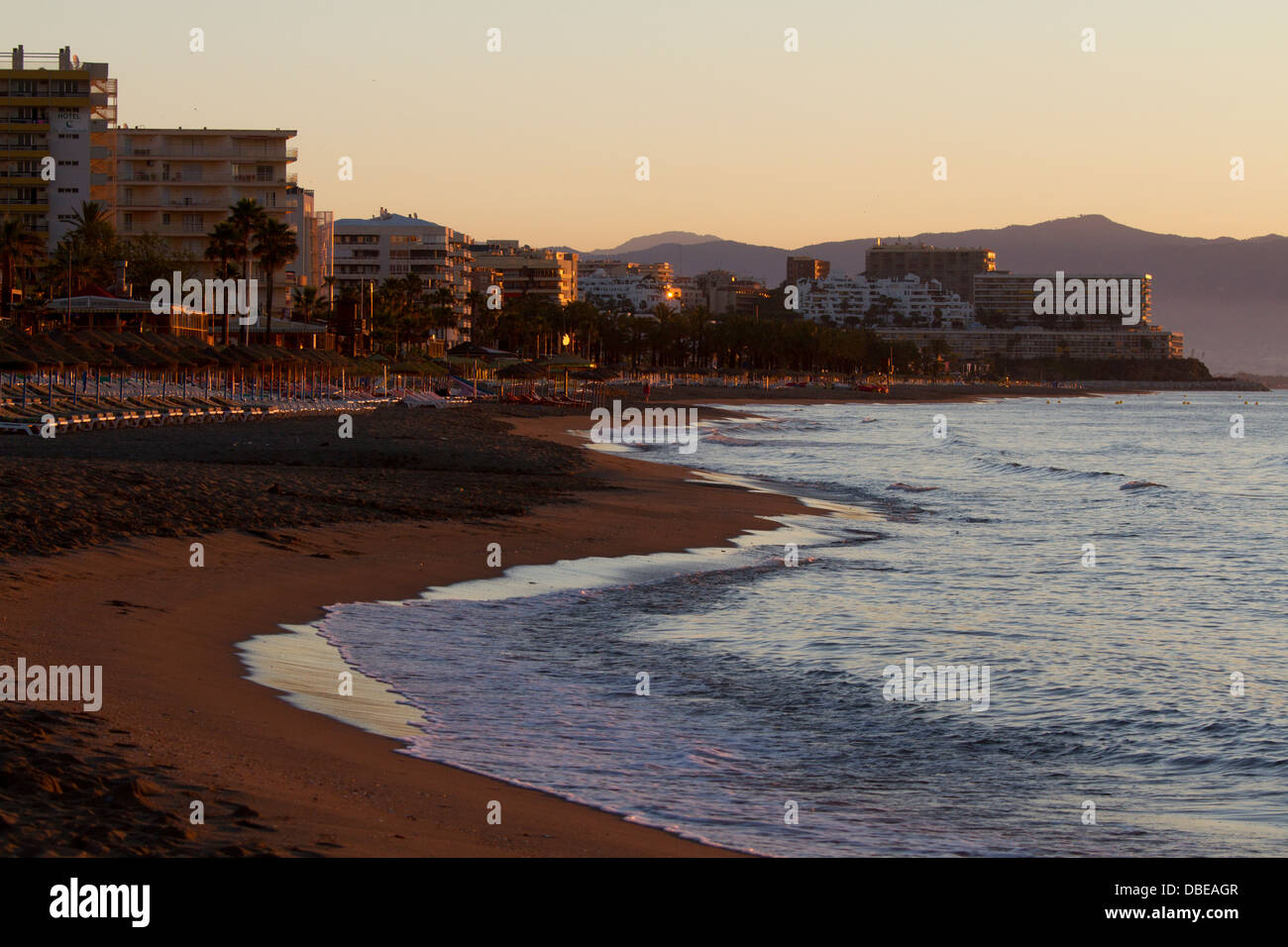 Sonnenaufgang in La Carihuela Strand, Benalmadena, Malaga, Andalusien, Spanien. Stockfoto