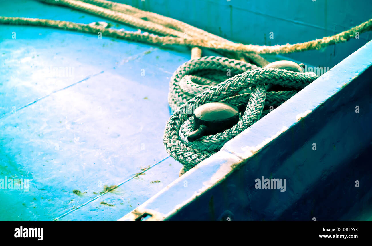 Seil auf dem Deck ein altes Boot an einem kalten Tag. Stockfoto