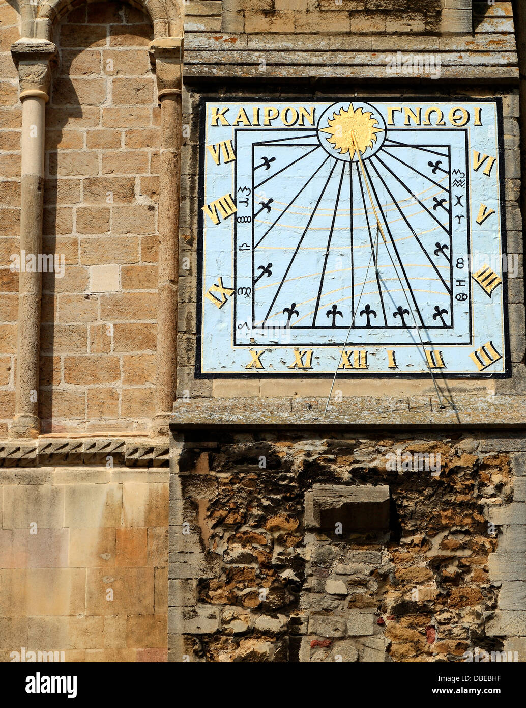 Ely Cathedral, Sonnenuhr am südlichen Querschiff Wand, griechische Inschrift "Zeit wissen", Cambridgeshire England UK Sonnenuhren Stockfoto