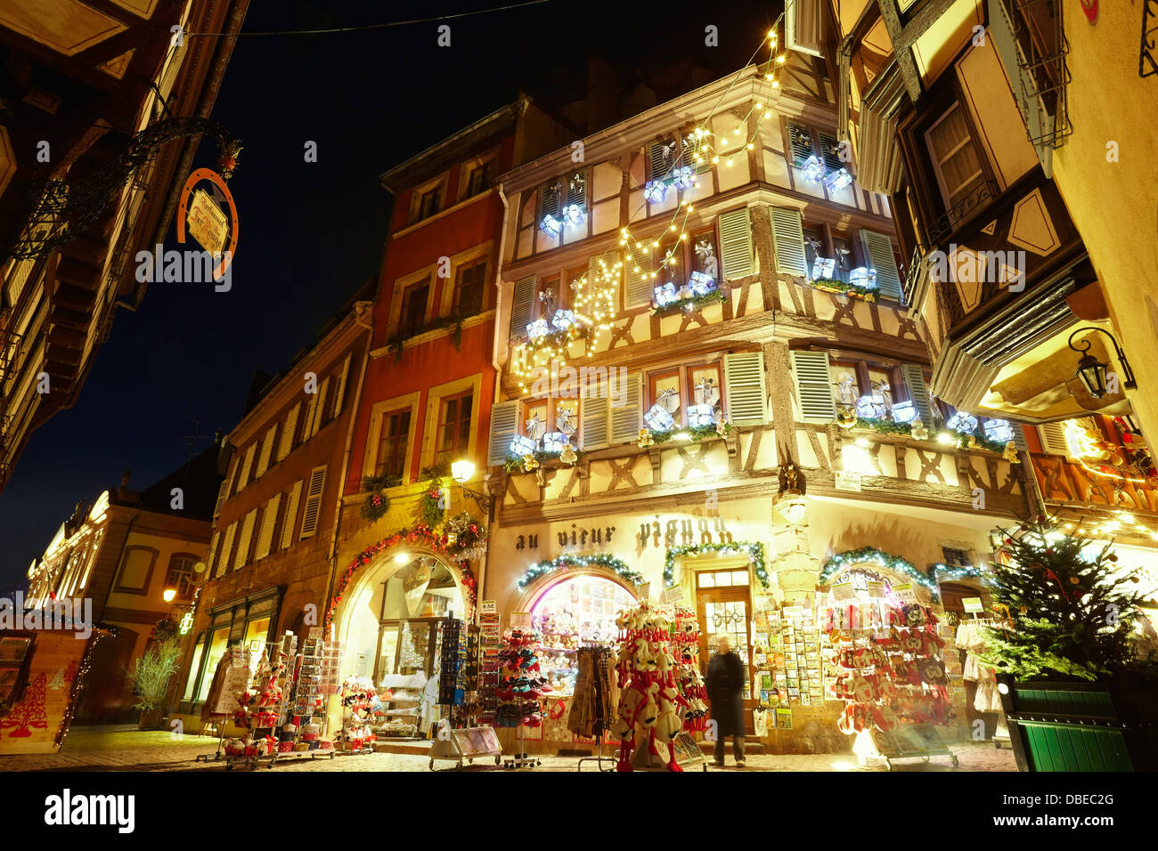 Lichter Weihnachtsdekoration im Zentrum Stadt bei Nacht. Colmar. Weinstraße. Haut-Rhin. Das Elsass. Frankreich Stockfoto