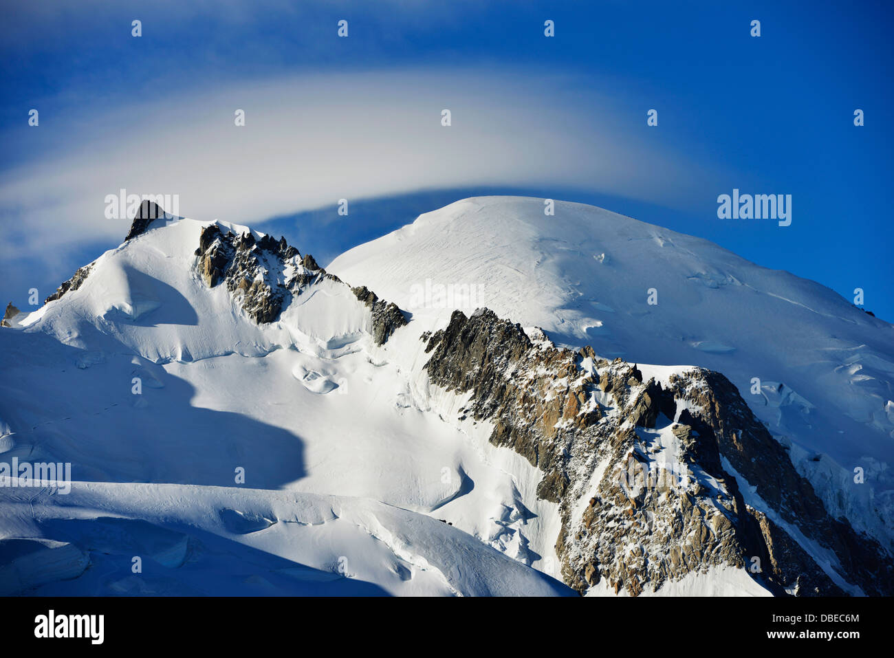 Europa, Frankreich, Französische Alpen, Haute-Savoie, Chamonix, linsenförmige Wolke und Bergsteiger auf den Gipfel des Mont Blanc 4810m Stockfoto