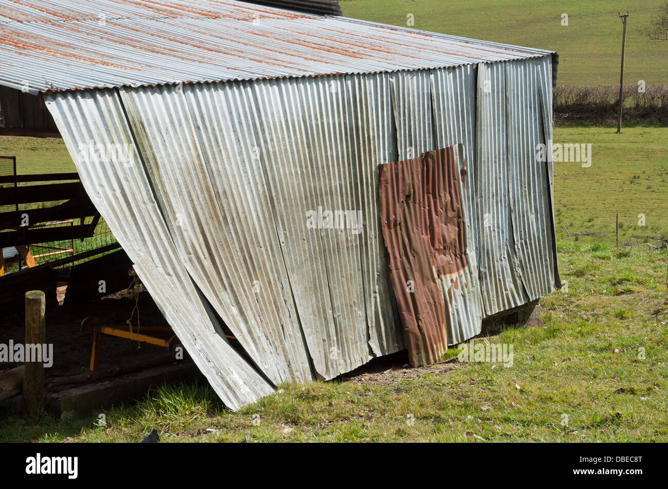 Angeschlagenen Wellblech out-Gebäude im Bereich Stockfoto