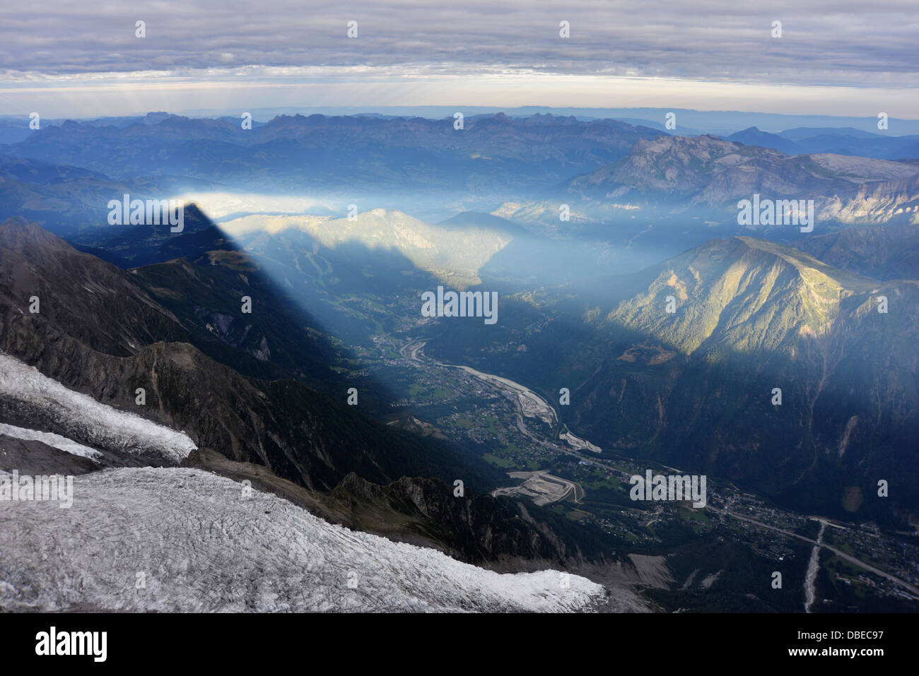 Europa, Frankreich, Französische Alpen, Haute-Savoie, Chamonix, Blick auf das Tal von Chamonix aus Aiguille du Midi und Schatten des Berges Stockfoto