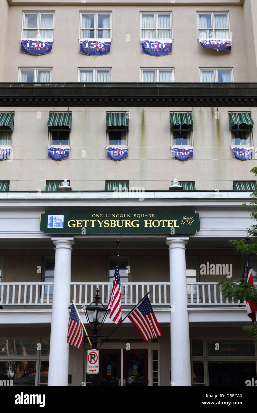 Amerikanische Flaggen und Banner zum 150. Jahrestag der Bürgerkrieg Schlacht feiern an Fassade des Gettysburg Hotel, Gettysburg, USA Stockfoto