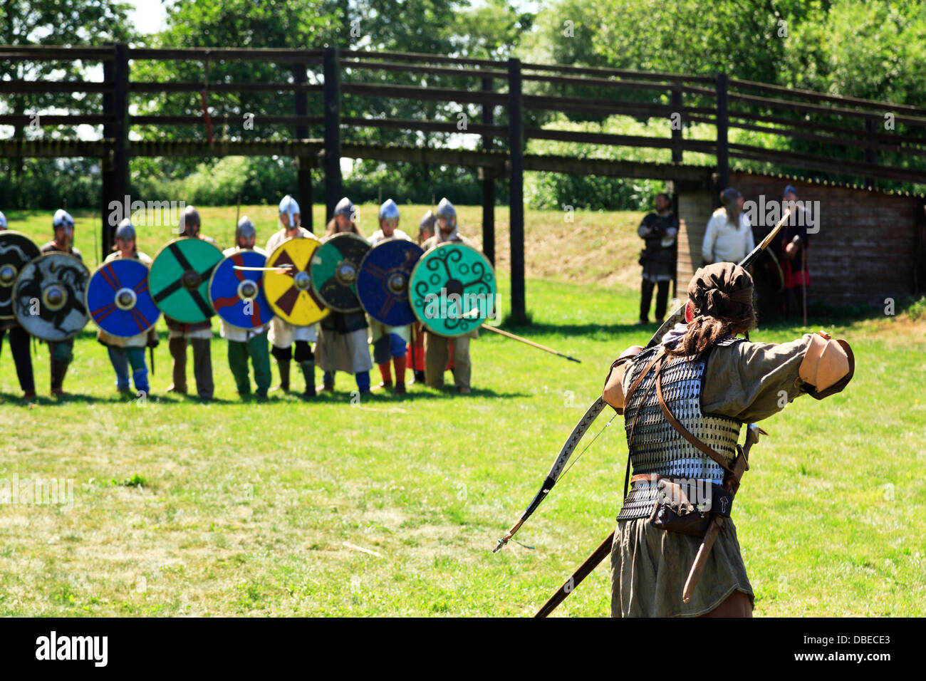 Viking Archer mit dem Ziel, seinen Pfeil, seine Feinde anzugreifen Reenactment im Flag Fen archäologischen Park, Peterborough, England Stockfoto
