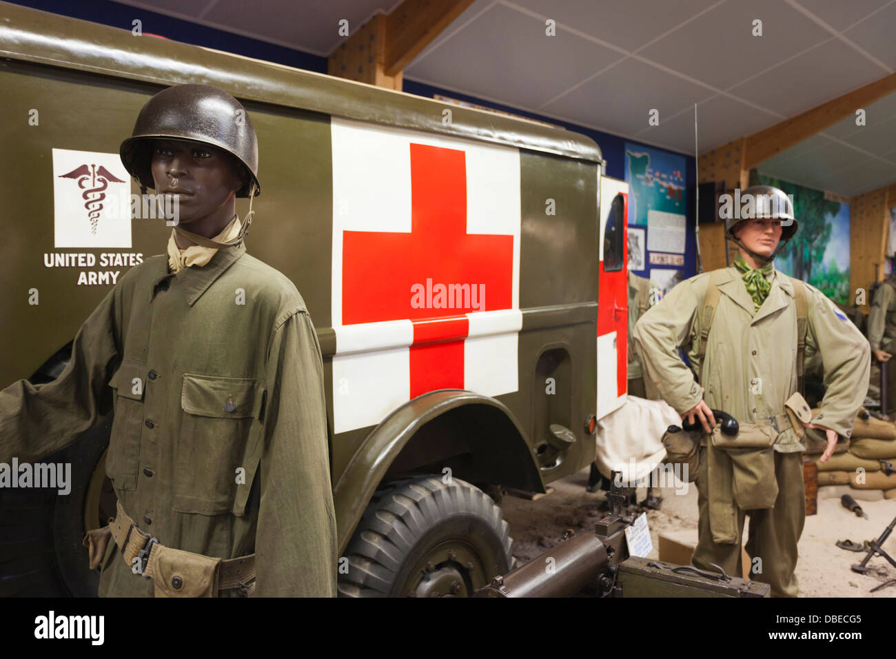 Frankreich, Normandie, St-Laurent Sur Mer, Musee Memorial De Omaha Beach, uns Krankenwagen mit Abbildung des Black Medic. Stockfoto