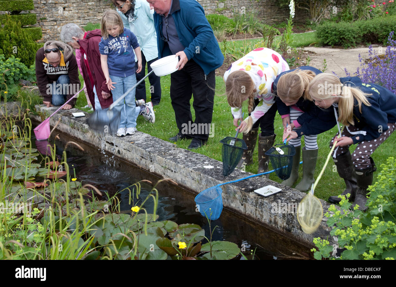 Kinder und teich Fotos und Bildmaterial in hoher Auflösung Alamy