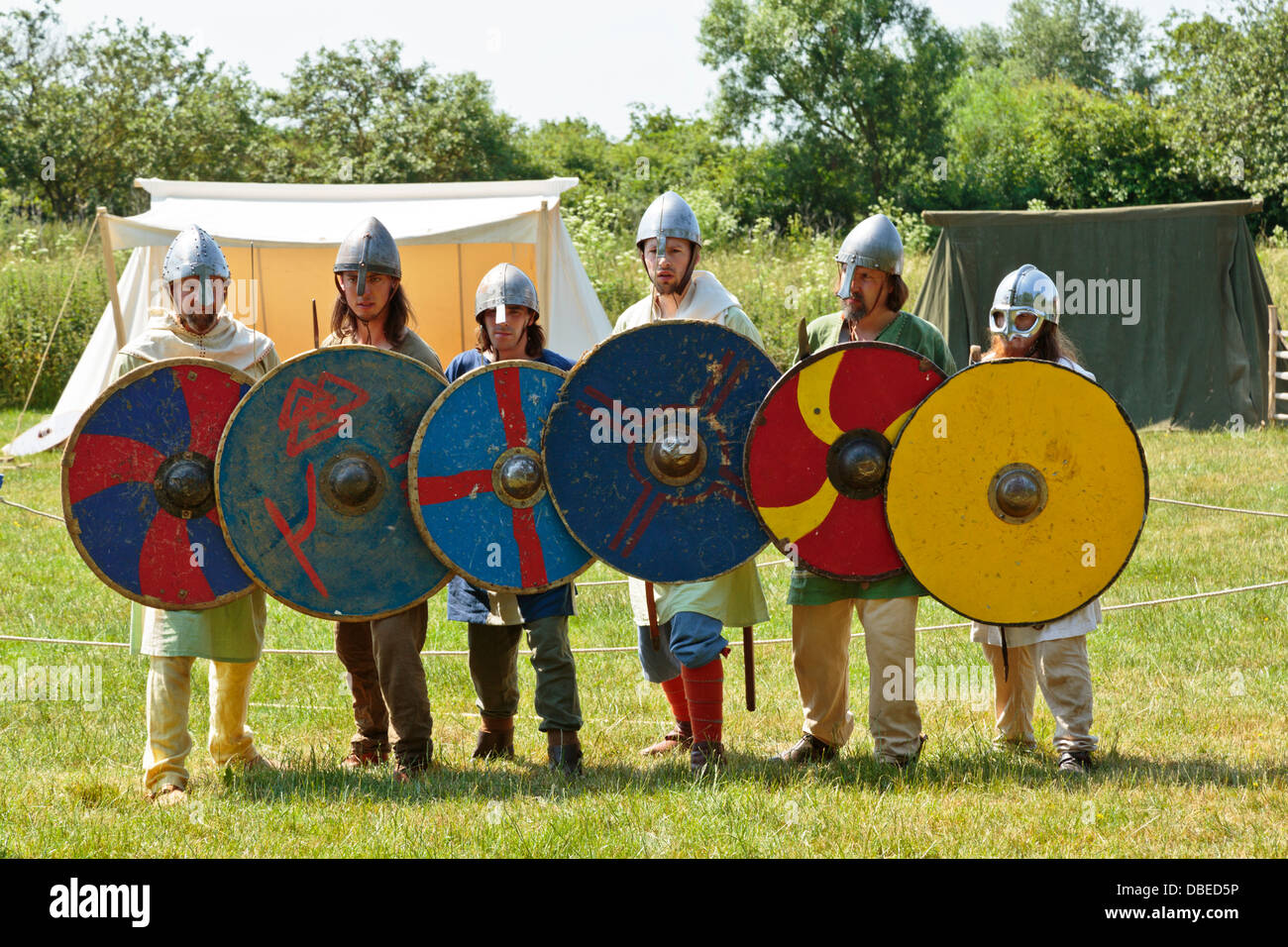 Wikinger-Krieger, die Vorbereitung für die Schlacht bei Flag Fen archäologischen Park, Peterborough, England Stockfoto
