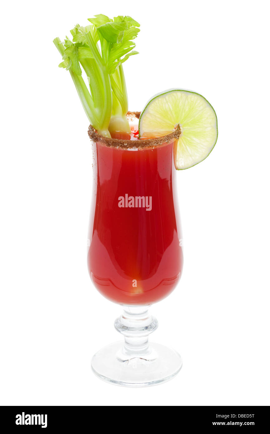 Gesalzene Caesar cocktail mit Sellerie und Kalk isoliert auf einem weißen Hintergrund. Stockfoto