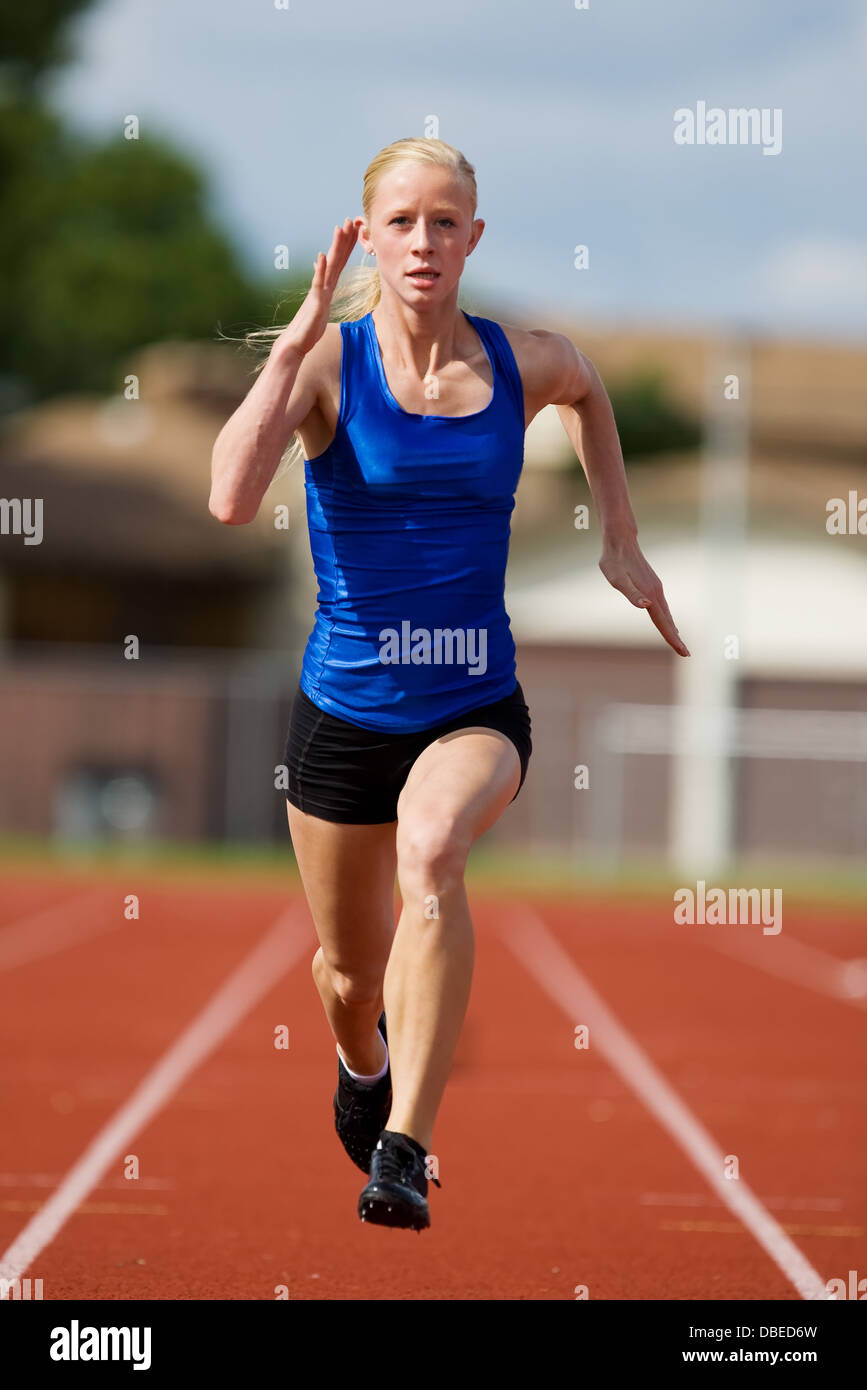 Ein Teen Sportler sprintet in Richtung Ziellinie. Stockfoto