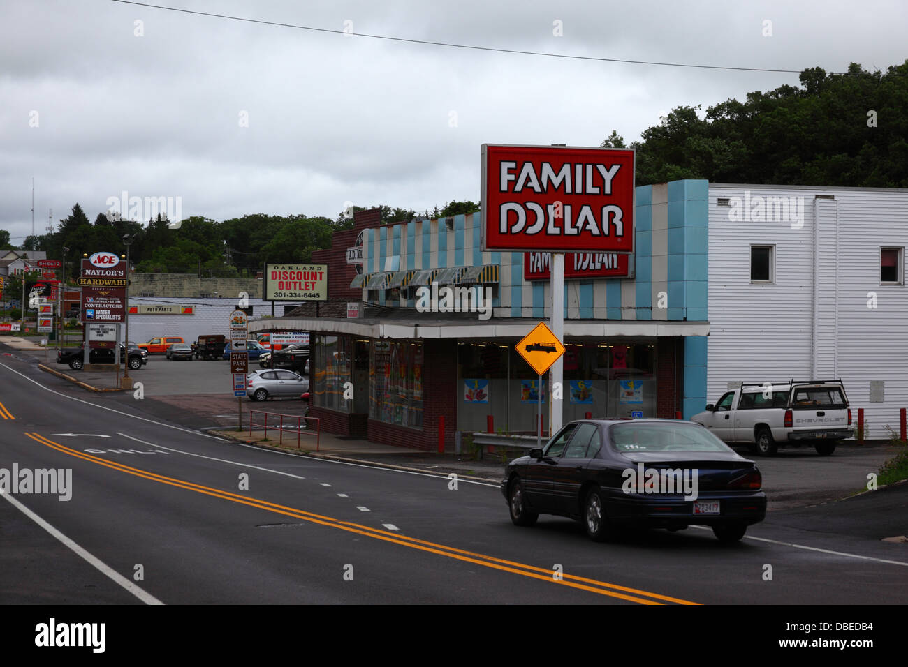 Family Dollar Second Store und Oakland Discount Outlet Shop, Oakland, Maryland, Vereinigte Staaten von Amerika Stockfoto