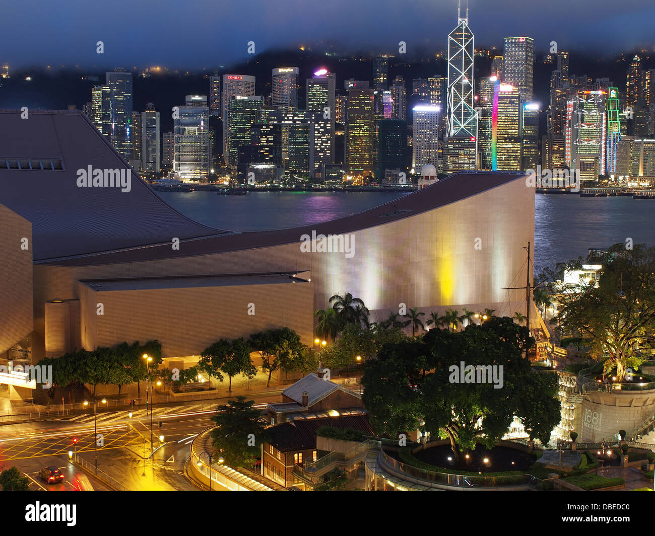 Blick nach unten auf dem Hong Kong Cultural Centre in der Nacht Stockfoto