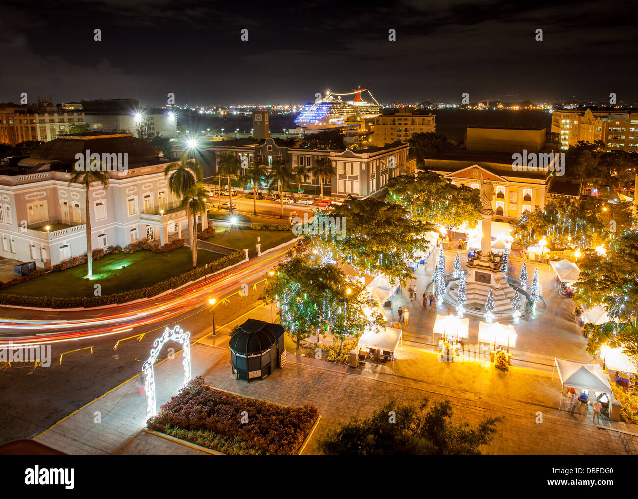 Nachtansicht des Plaza Colon und Old San Juan, Puerto Rico. Stockfoto