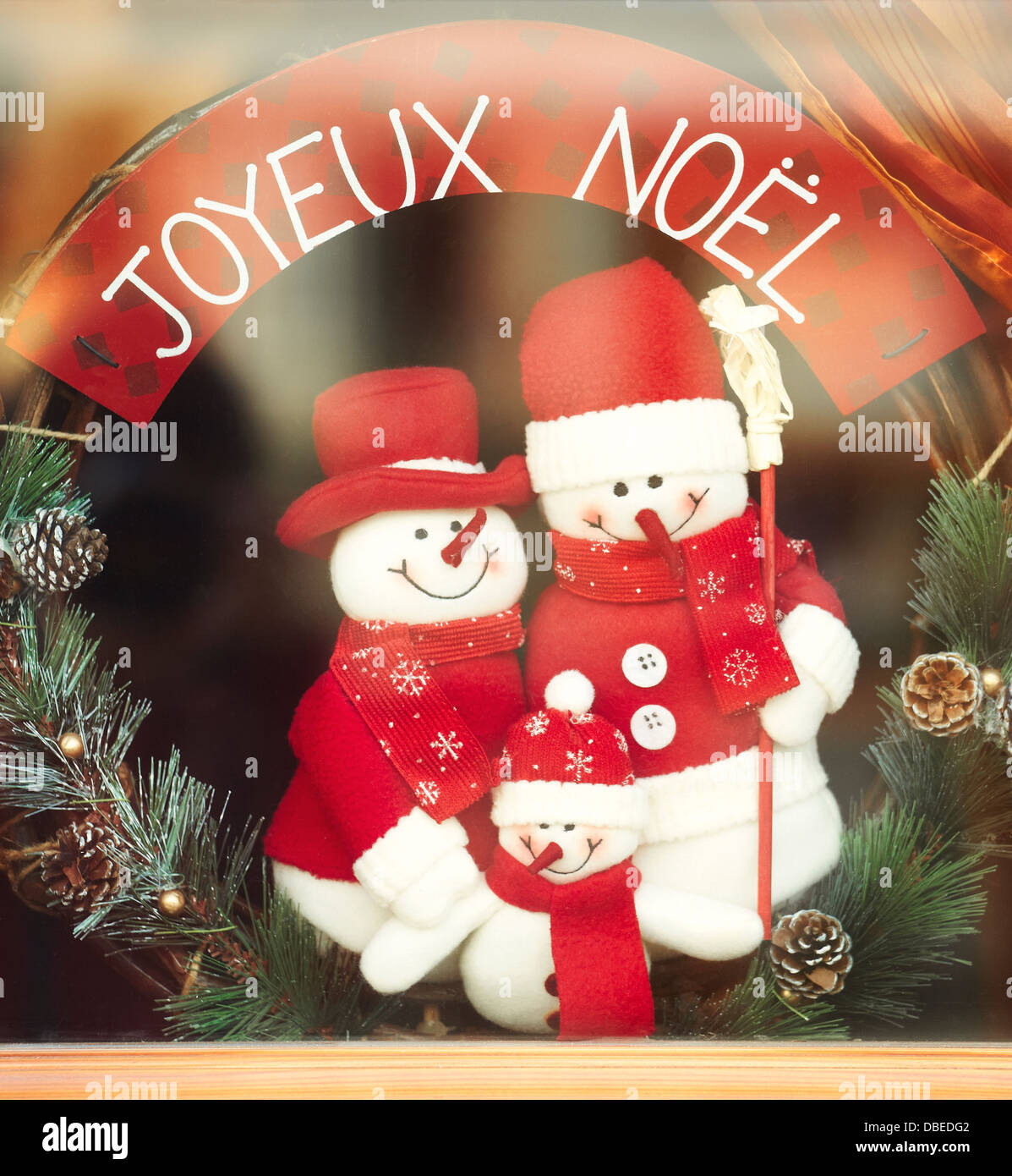 'Joyeux Noël' melden mit Schneemann Familie Weihnachtsdekoration auf ein Fenster. Colmar. Haut-Rhin. Das Elsass. Frankreich Stockfoto