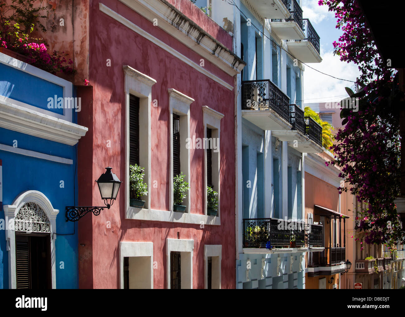 Bunte Häuser säumen die Calle De La Cruz, Old San Juan, Puerto Rico. Stockfoto