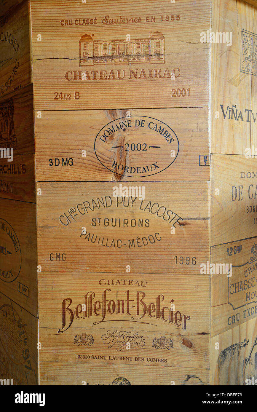 Französischer Wein Holzkisten verwendet als Dekoration, Northleach, Gloucestershire, England, Vereinigtes Königreich Stockfoto