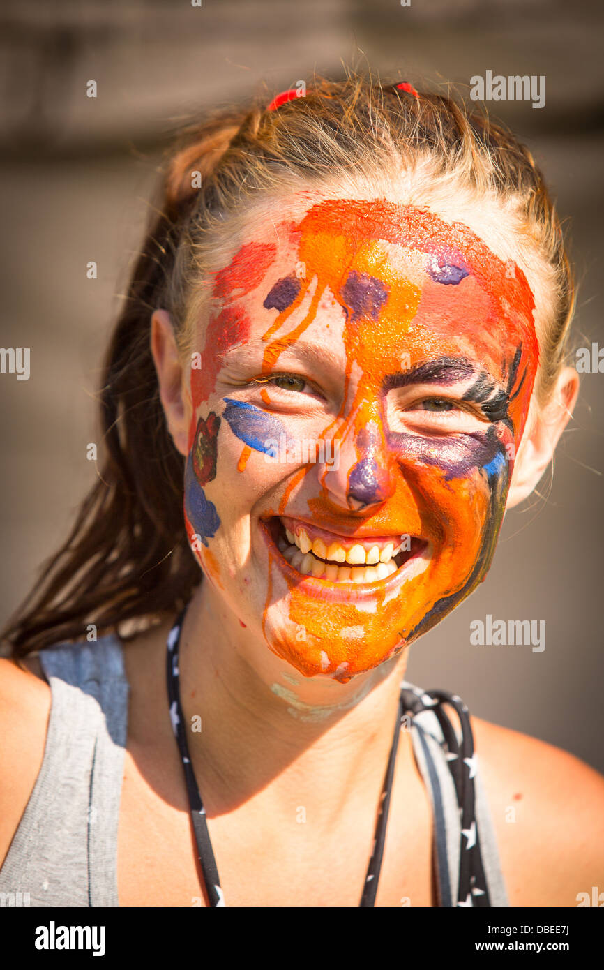 Porträt eines emotionalen junge Mädchen mit Farbe im Gesicht Stockfoto