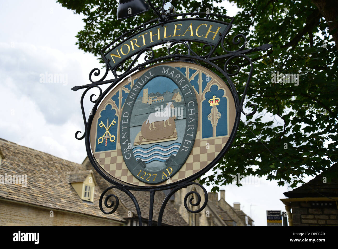 Stadt Zeichen, Marktplatz, Northleach, Gloucestershire, England, Vereinigtes Königreich Stockfoto