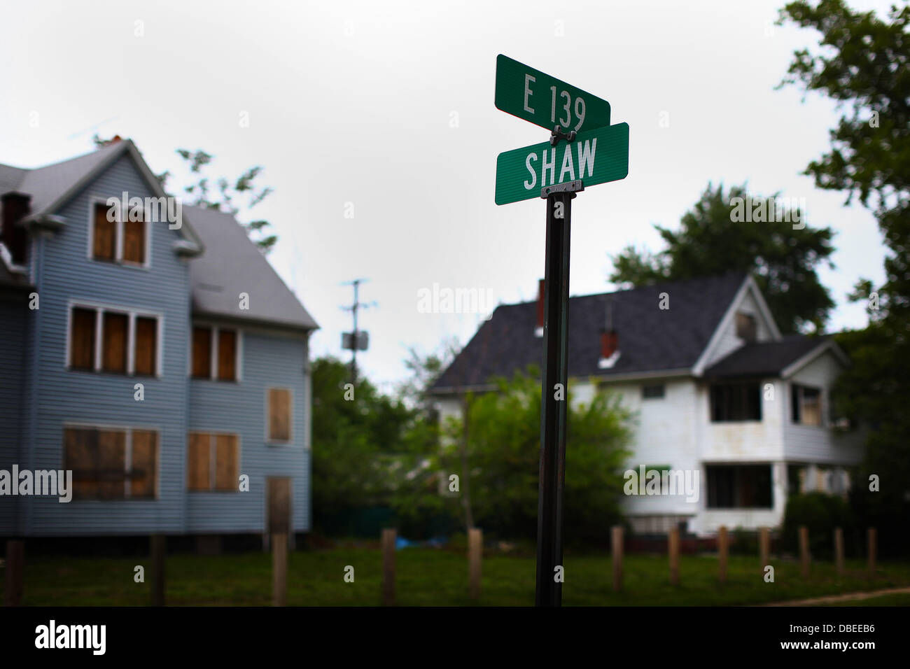 23. Juli 2013 - Cleveland, Ohio, USA - einer der drei Stellen hinter dem weißen Haus (R) 139 Oststraße in East Cleveland, Ohio fand auf. Der Vater der ein 18-j hrige Mädchen, vermisst, auf dem Heimweg von einem Ferienjob Anfang dieses Monats, bezeichnete den schrecklichen Moment, erfuhr er, dass seine Tochter ermordet worden war. Van Terry und seine Familie hatten übergeben worden, Flieger zu versuchen, Shirellda Helen Terry, als er ihren Körper erfuhr war eine von drei auf Samstag, 27. Juli 2013 gefunden. Andere Opfer Angela Deskins 38 und 28 Jahre alten Shetisha Sheeley, hatte auch durch Aut identifiziert Stockfoto