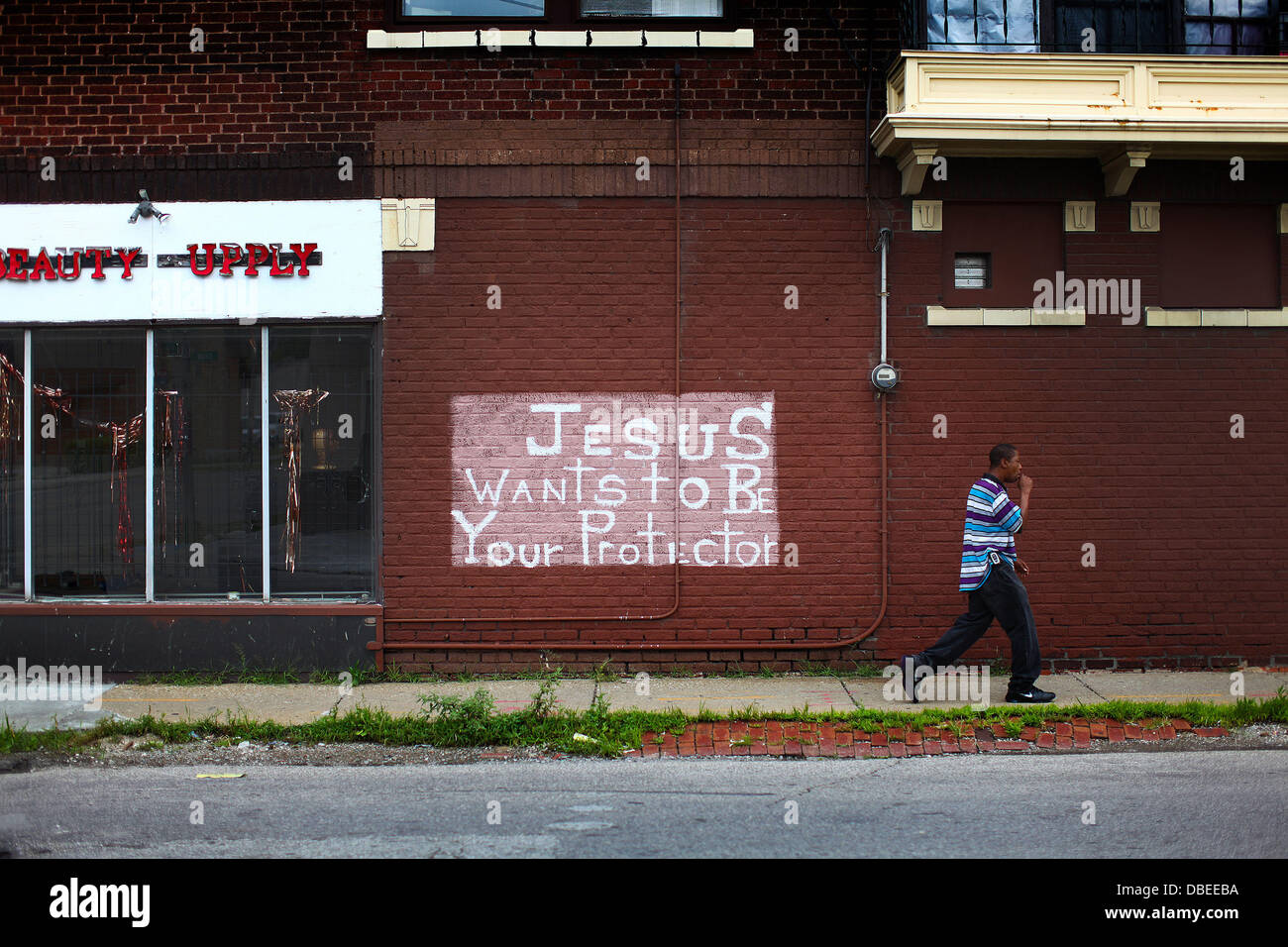 23. Juli 2013 wurden in East Cleveland - Cleveland, Ohio, USA - Jesus will, dass Euer Beschützer an der Wand neben der Garage eine gemalt ist eines der 3 Organe wurden gefunden. Der Vater der ein 18-j hrige Mädchen, vermisst, auf dem Heimweg von einem Ferienjob Anfang dieses Monats, bezeichnete den schrecklichen Moment, erfuhr er, dass seine Tochter ermordet worden war. Van Terry und seine Familie hatten übergeben worden, Flieger zu versuchen, Shirellda Helen Terry, als er ihren Körper erfuhr war eine von drei auf Samstag, 27. Juli 2013 gefunden. Andere Opfer Angela Deskins 38 und 28 Jahre alten Shetisha Sheeley, hatte al Stockfoto