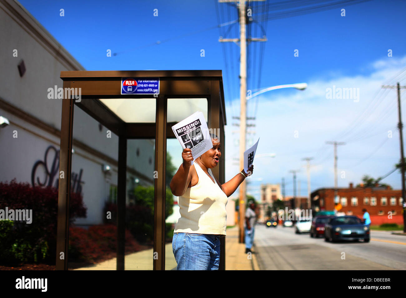 23. Juli 2013 - Cleveland, Ohio, USA - A Familienmitglied Hände Flieger in der Nähe des Shireloda Helen Terry 10.Juli fehlt ging, sie verließ Arbeit entlang St Clair Boulevard in der Nähe von 146 St in Cleveland, Ohio. Die Familie setzt sich täglich und Hände Flyer gehofft, jemand habe Informationen über ihre Tochter. Van Terry und seine Familie hatten übergeben worden, Flieger zu versuchen, Shirellda Helen Terry, als er ihren Körper erfuhr war eine von drei auf Samstag, 27. Juli 2013 gefunden. Andere Opfer Angela Deskins 38 und 28 Jahre alten Shetisha Sheeley, worden auch identifiziert von den Behörden als regis Stockfoto