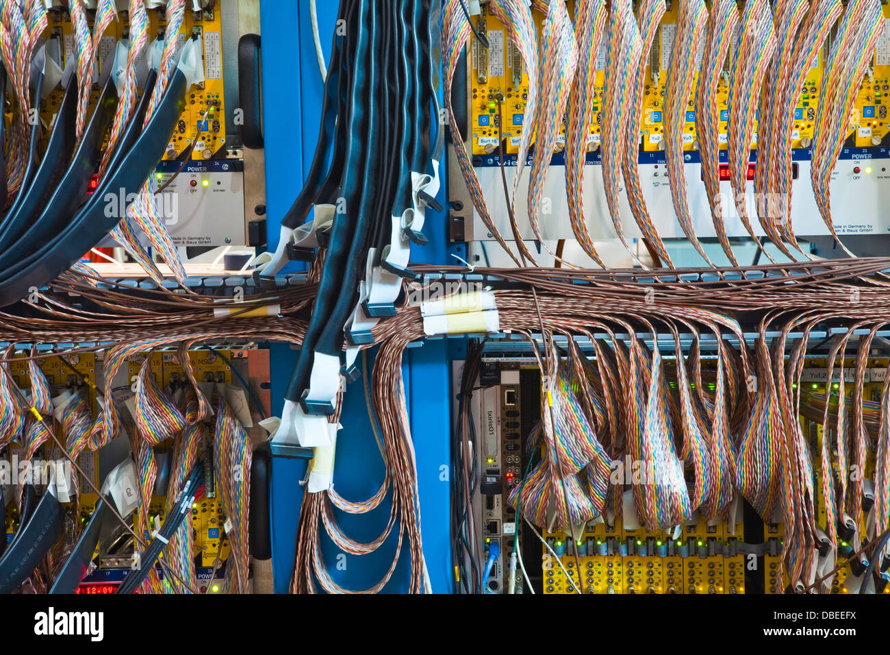 Abstraktes Bild von Kabel und Elektronik auf ein Partikel Beschleunigerlabor Stockfoto