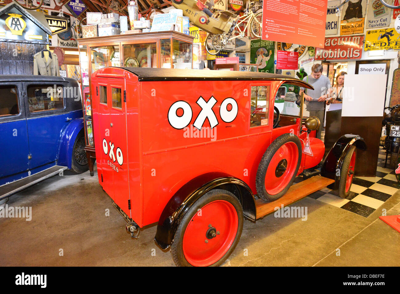 Vintage Oxo-van auf das Cotswold Motoring Museum, The Old Mill, Bourton-on-the-Water, Gloucestershire, England, Vereinigtes Königreich Stockfoto