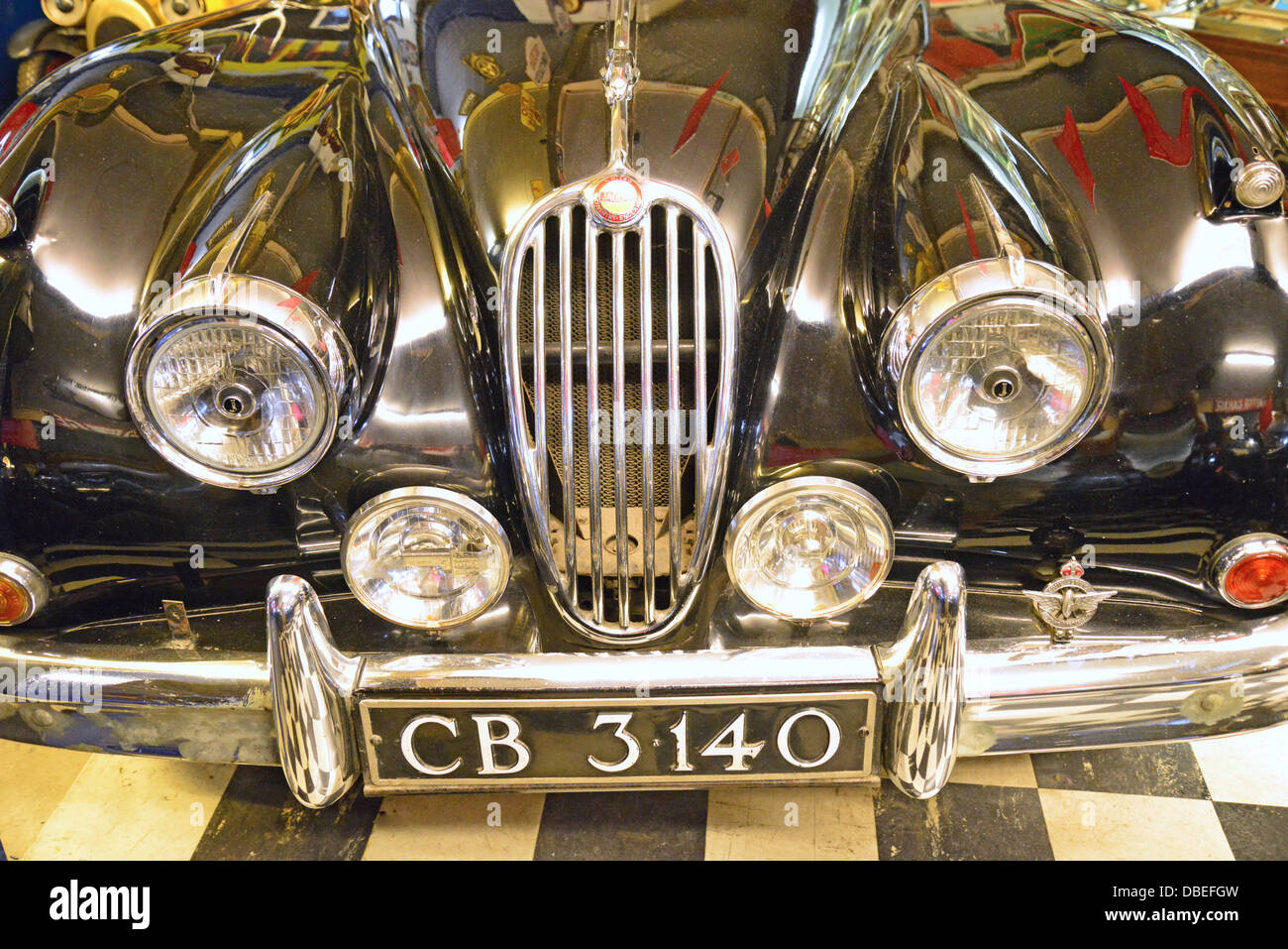 Oldtimer Jaguar bei der Cotswold-Motorsport-Museum, die alte Mühle, Bourton-on-the-Water, Gloucestershire, England, Vereinigtes Königreich Stockfoto