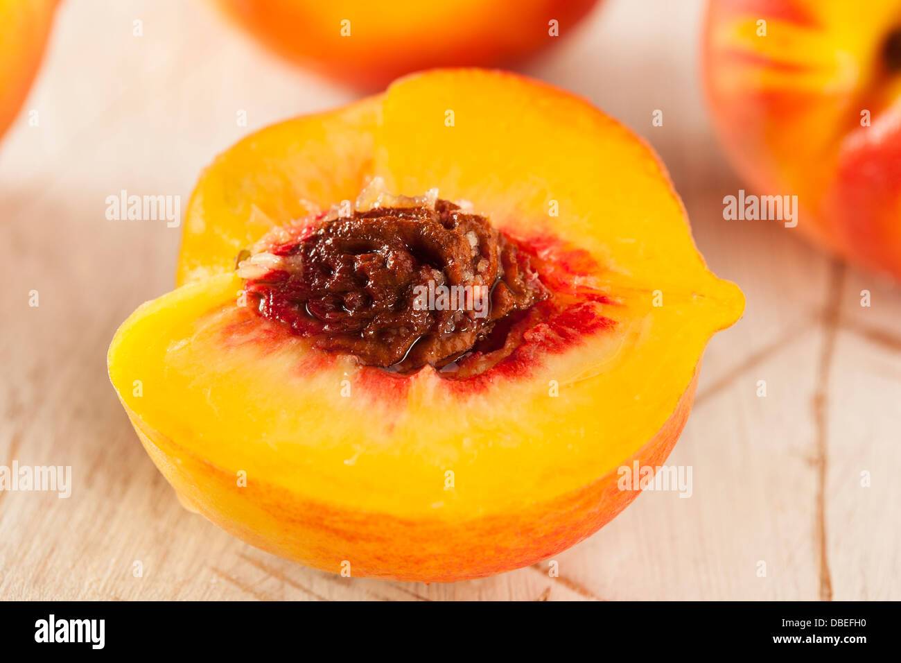 Organischen Reife Orangen Pfirsiche auf einem Hintergrund Stockfoto