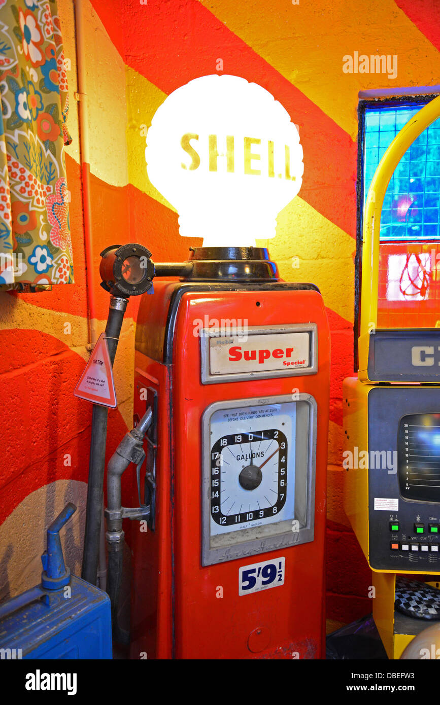 Shell Tankstelle in The Cotswolds Motoring Museum, The Old Mill, Bourton-on-the-Water, Gloucestershire, England, Vereinigtes Königreich Stockfoto