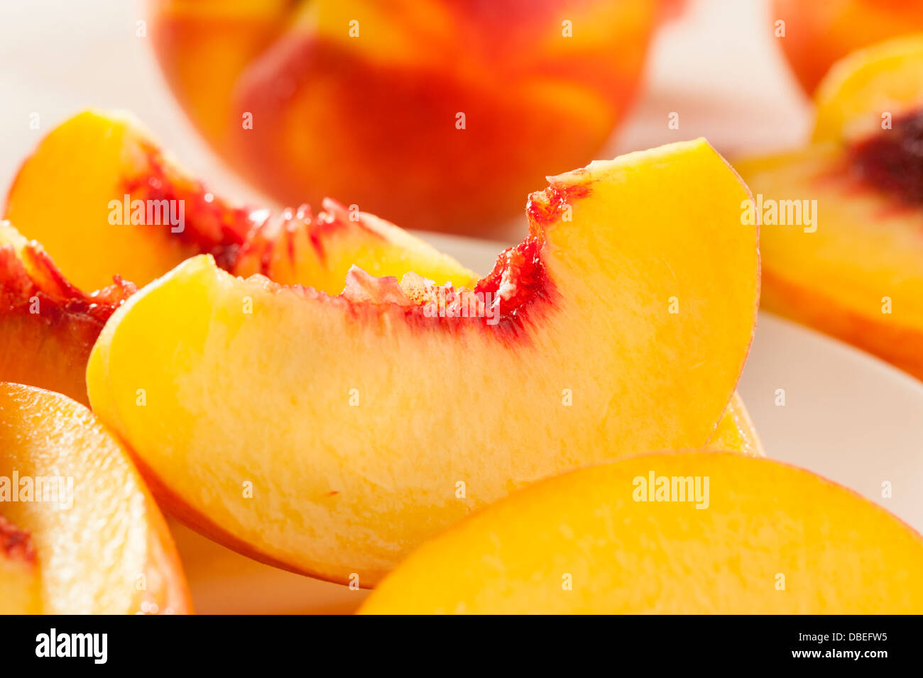 Organischen Reife Orangen Pfirsiche auf einem Hintergrund Stockfoto