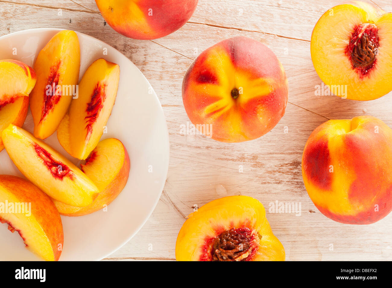 Organischen Reife Orangen Pfirsiche auf einem Hintergrund Stockfoto