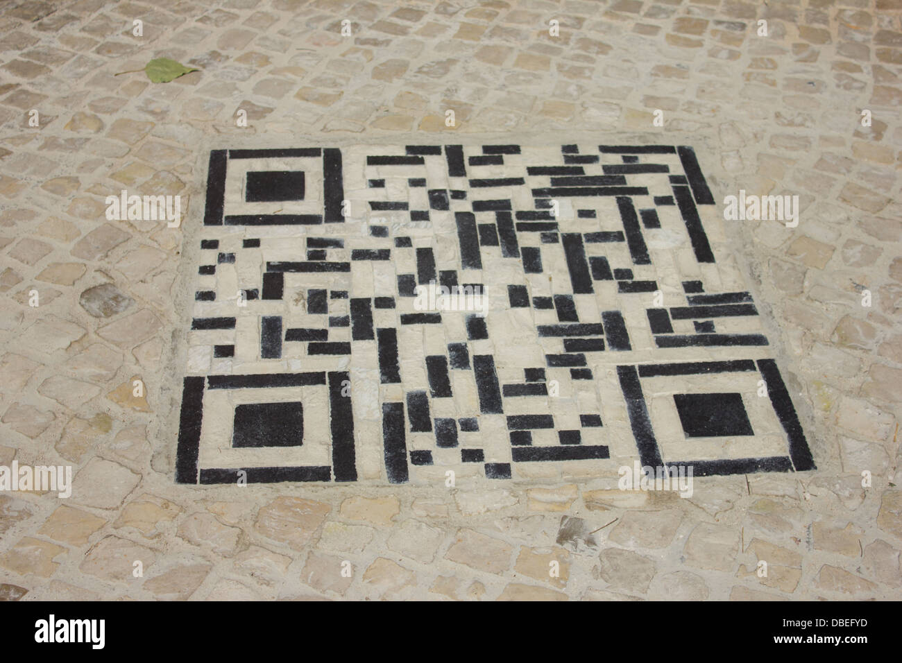 QR-Code im portugiesischen Kopfsteinpflaster Stockfoto
