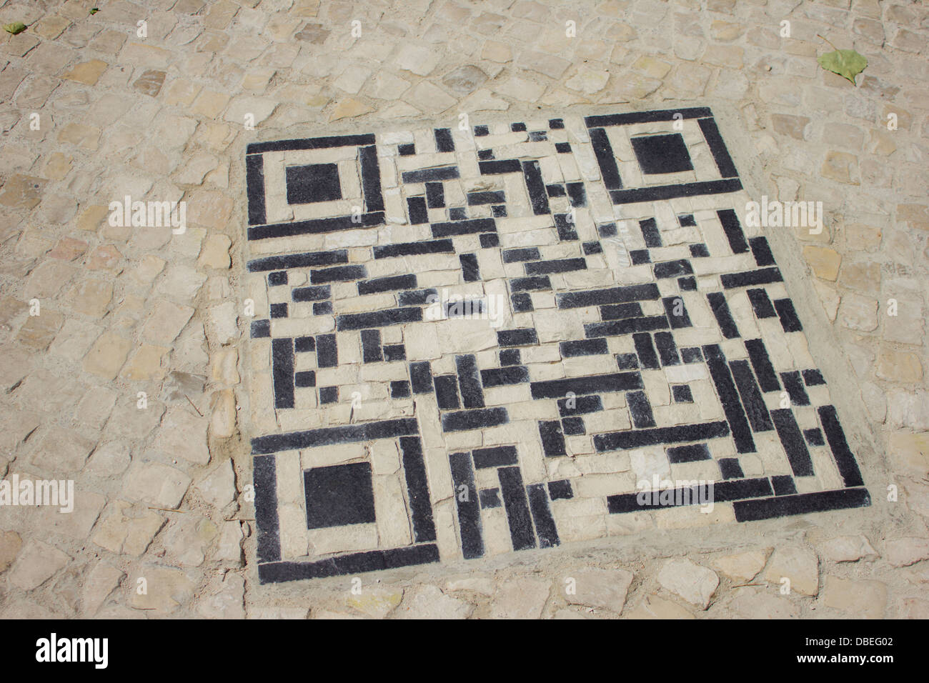 QR-Code im portugiesischen Kopfsteinpflaster Stockfoto