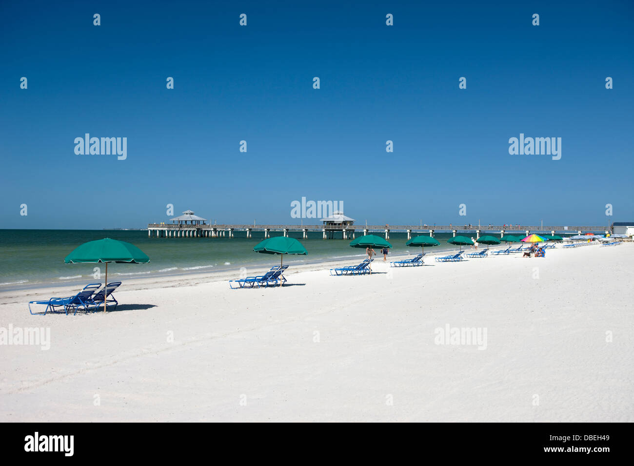 STRAND UMBELLAS FORT MYERS BEACH ESTERO ISLAND GOLF-KÜSTE FLORIDA USA Stockfoto
