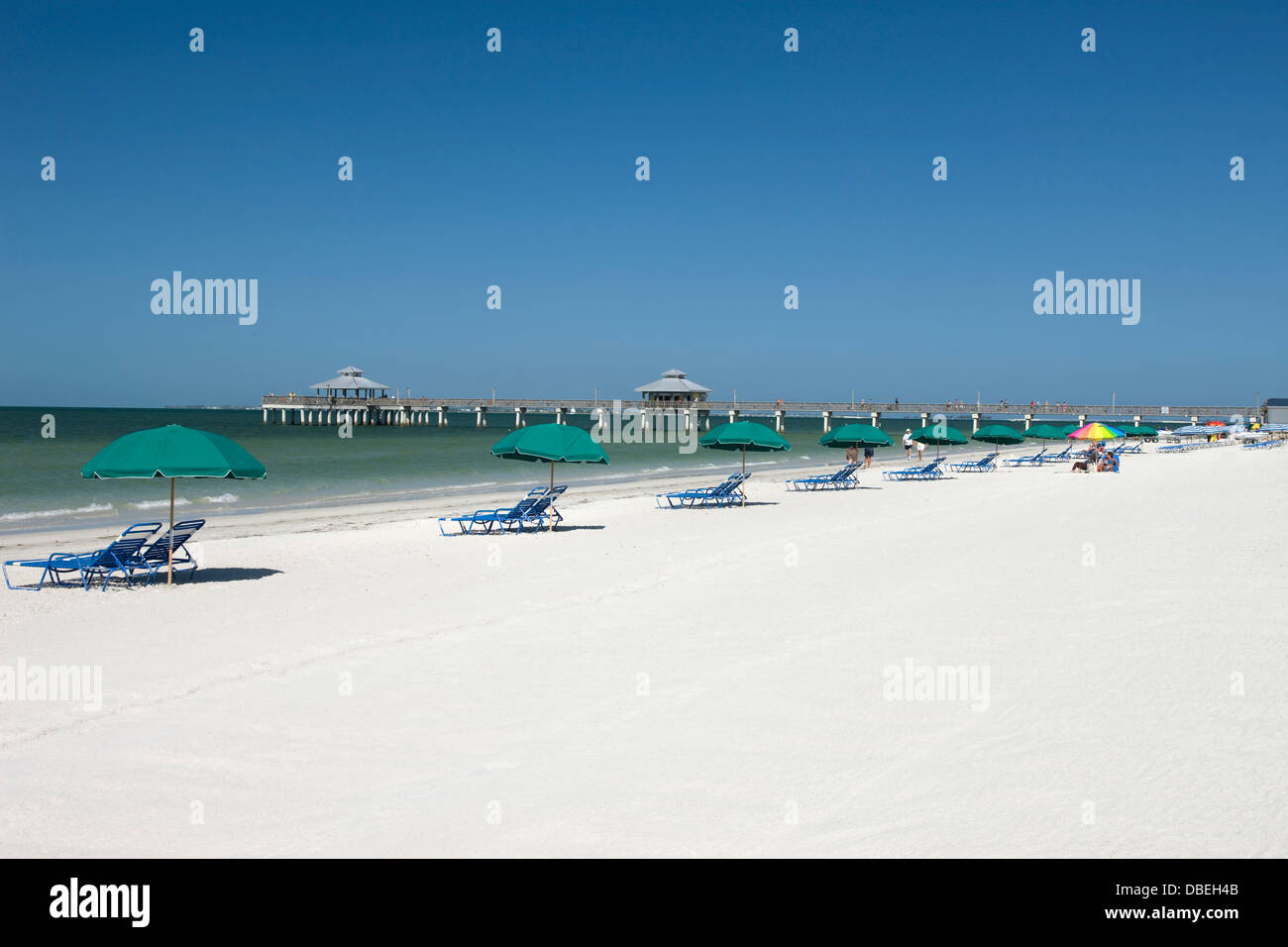STRAND UMBELLAS FORT MYERS BEACH ESTERO ISLAND GOLF-KÜSTE FLORIDA USA Stockfoto