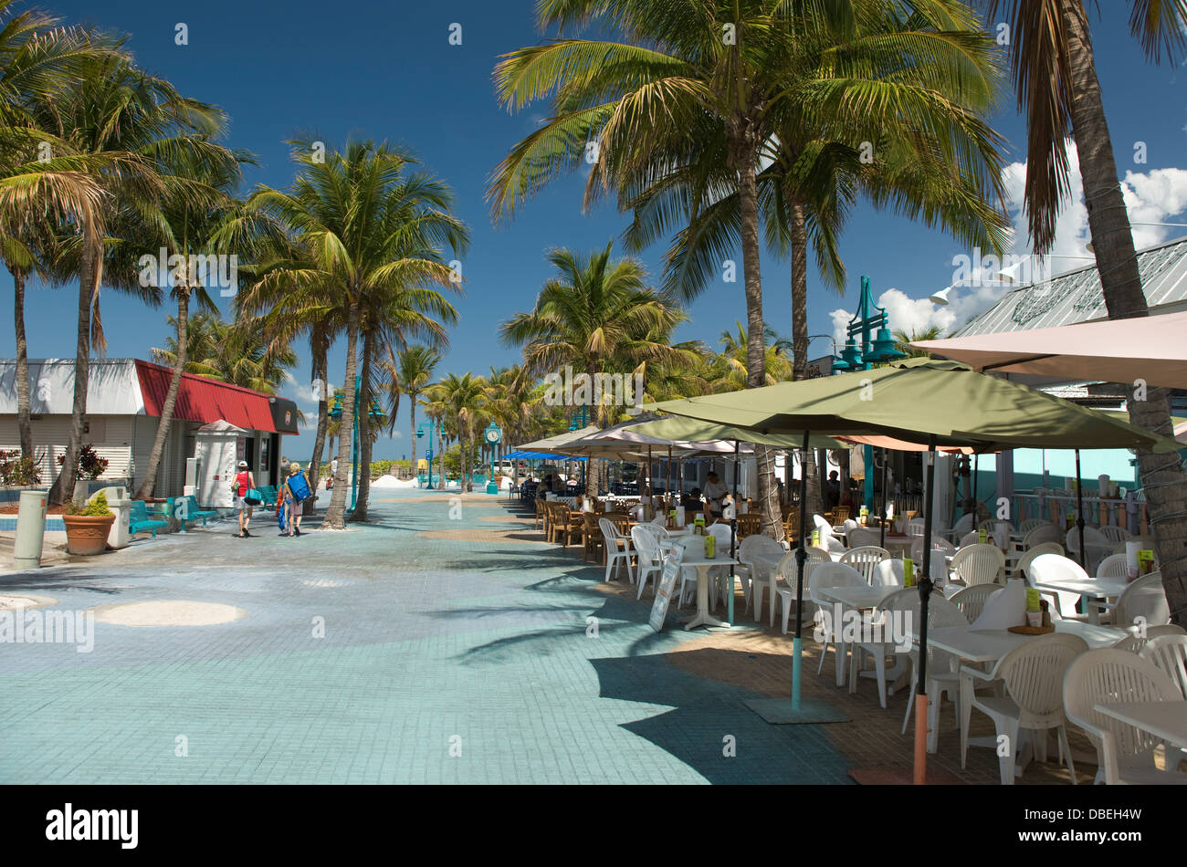 OUTDOOR-BÜRGERSTEIG CAFÉS TIMES SQUARE PEDESTRIAN MALL FORT MYERS BEACH-FLORIDA-USA Stockfoto