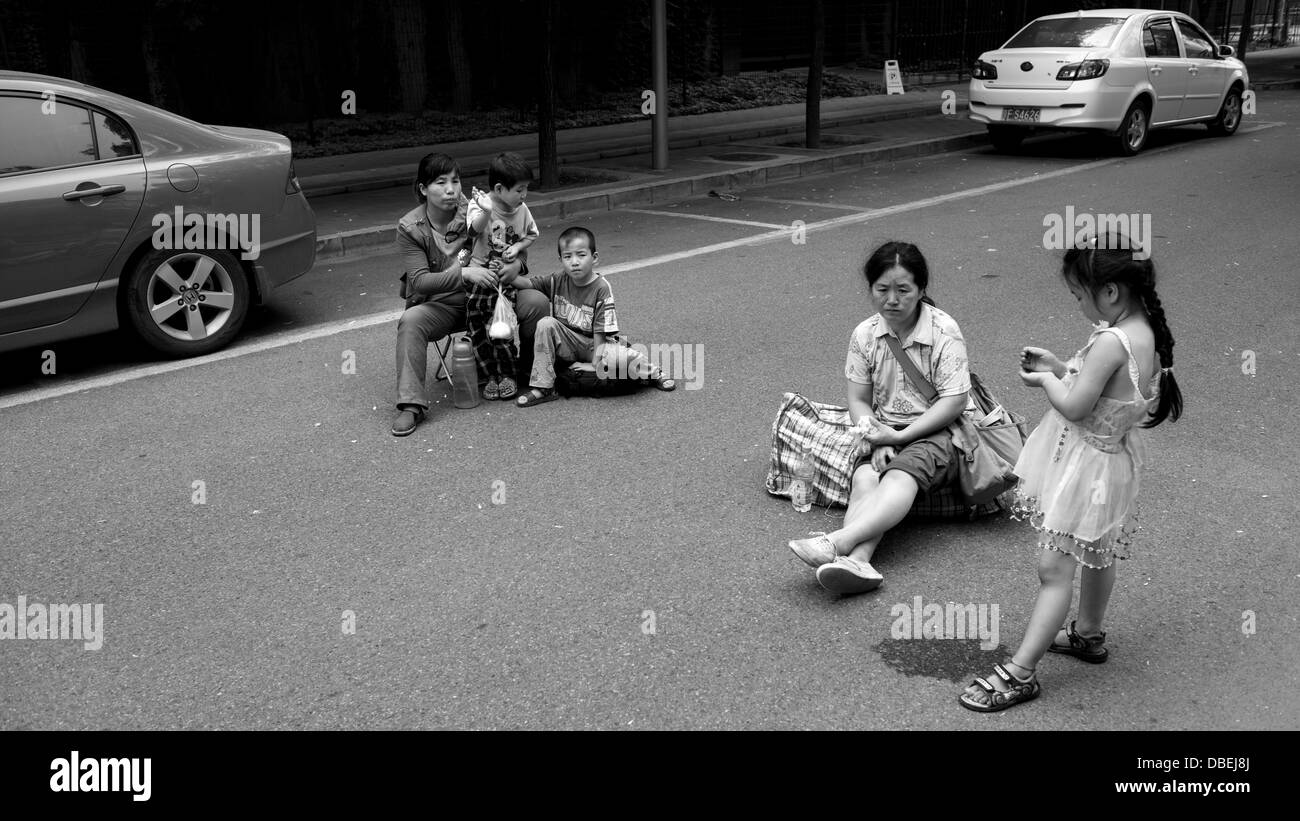 Beijing. Demonstranten blockieren Verkehr auf der Straße vor dem Büro der Vereinten Nationen Entwicklungsprogramm. Stockfoto