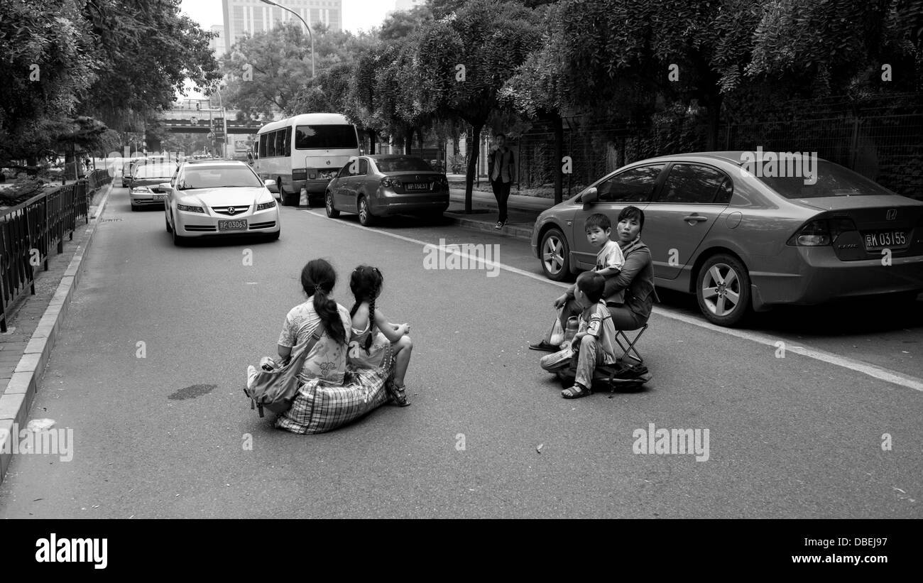 Beijing. Demonstranten blockieren Verkehr auf der Straße vor dem Büro der Vereinten Nationen Entwicklungsprogramm. Stockfoto