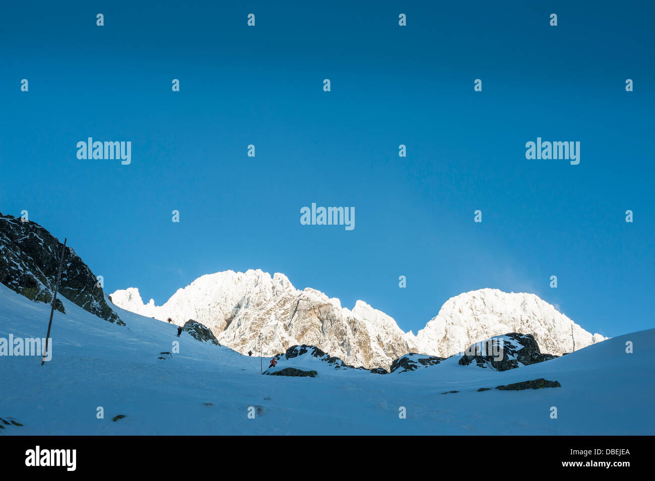 Berge Gipfel am Nachmittag Sonnenlicht an einem sonnigen Tag Stockfoto