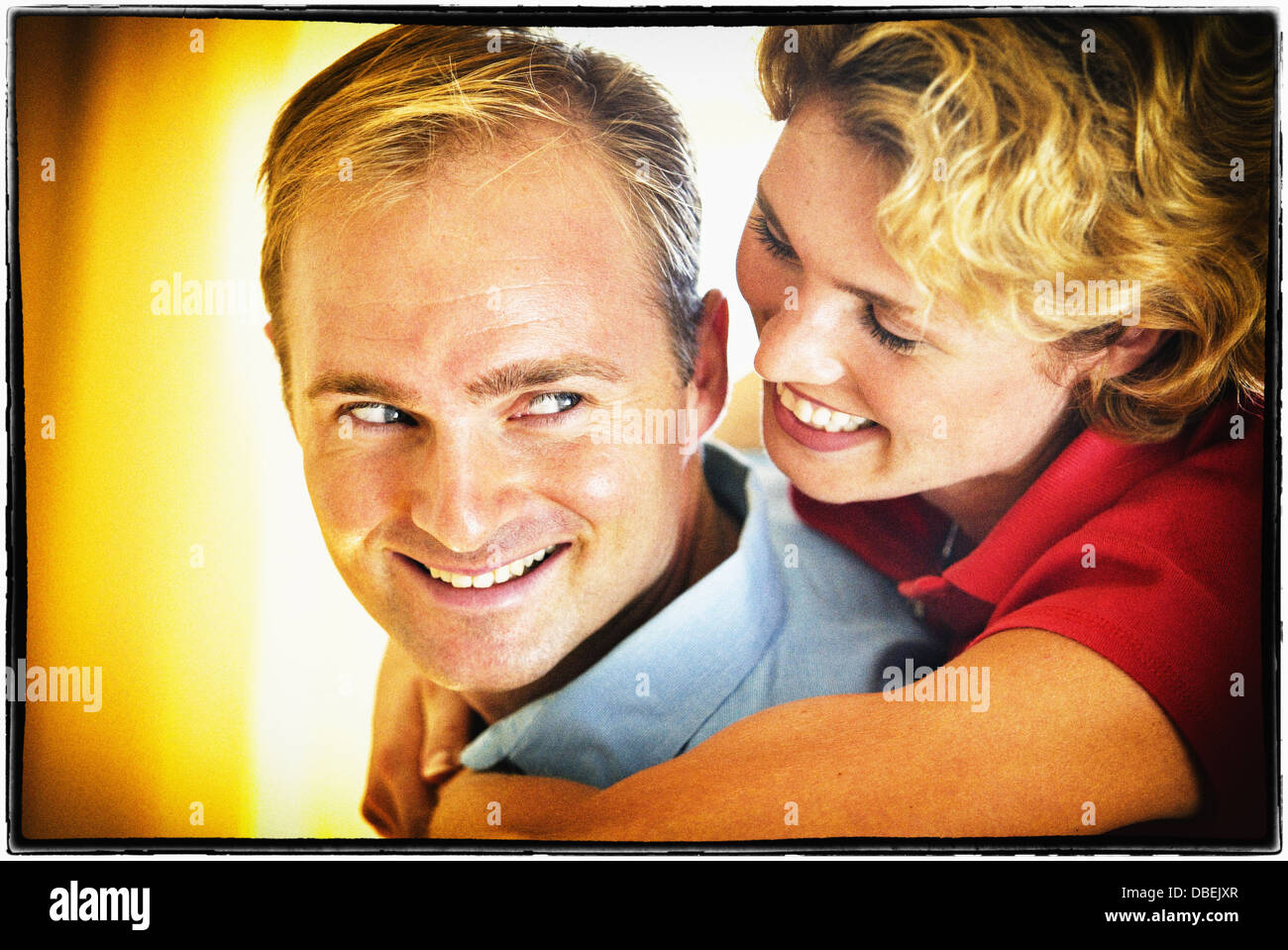 Lächelnd, Bruder und Schwester umarmt - Smartphone-aufgenommenes Stockfoto