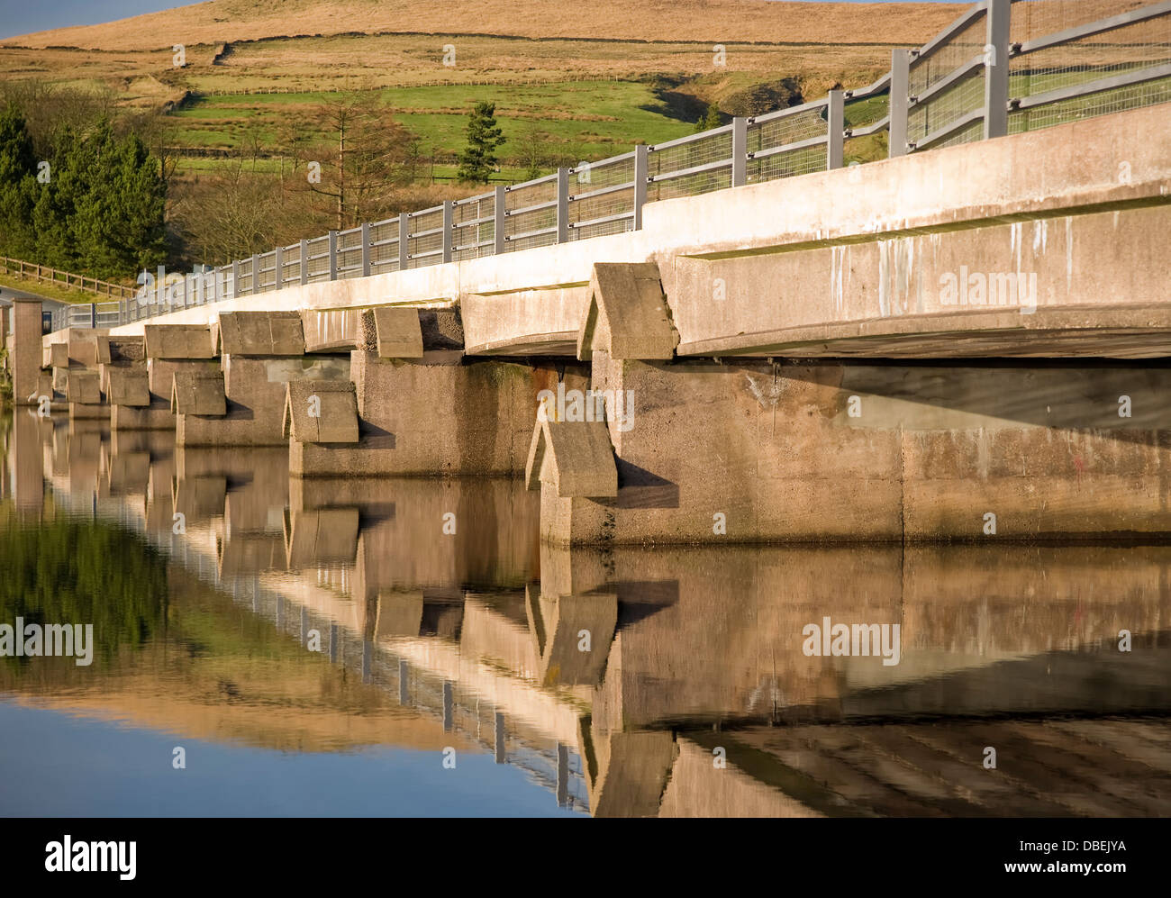 Beton geformt und Stantions auf einer Straßenbrücke gestylt Stockfoto