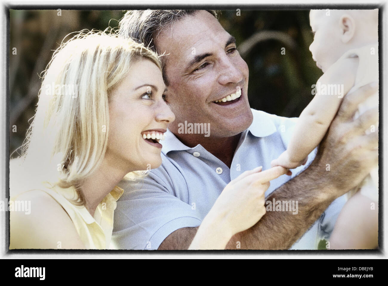 Hispanische Mutter und Vater Holding baby - Smartphone-aufgenommenes Stockfoto