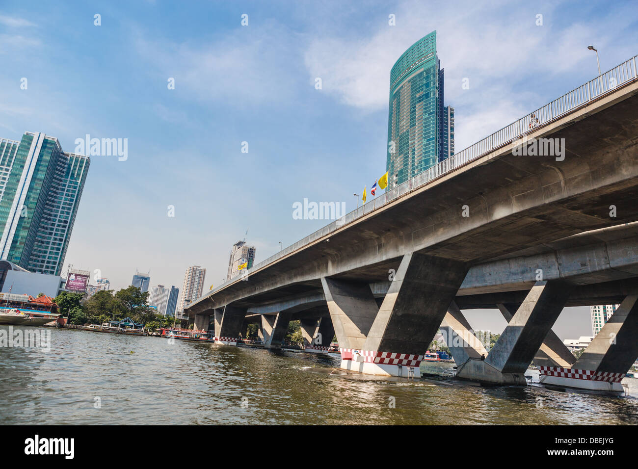 Urbanen Blick auf Bangkok Stadt mit Wolkenkratzern und Brücke Stockfoto