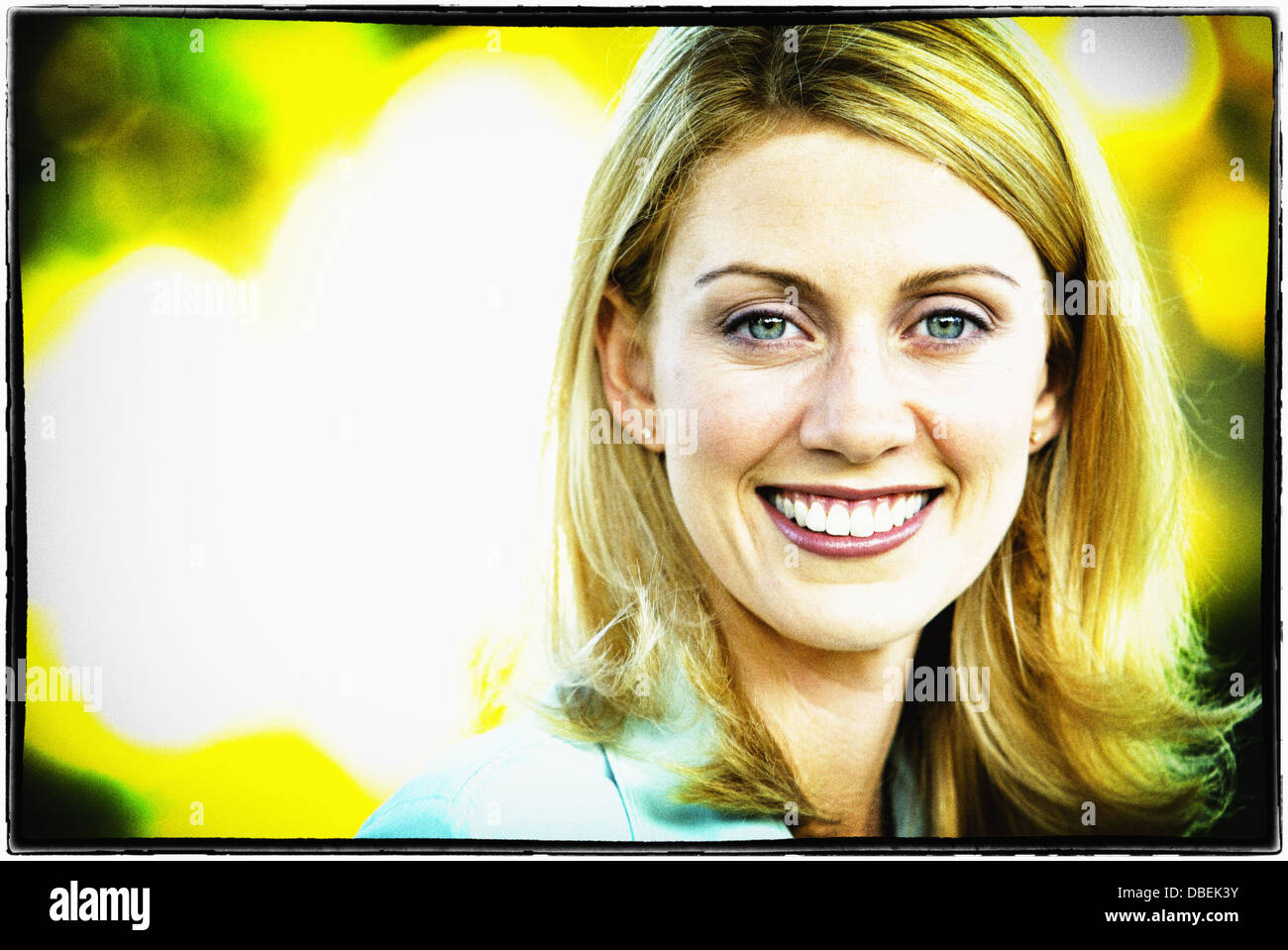 Lächelnde Frau, die im freien - Smartphone-aufgenommenes Stockfoto