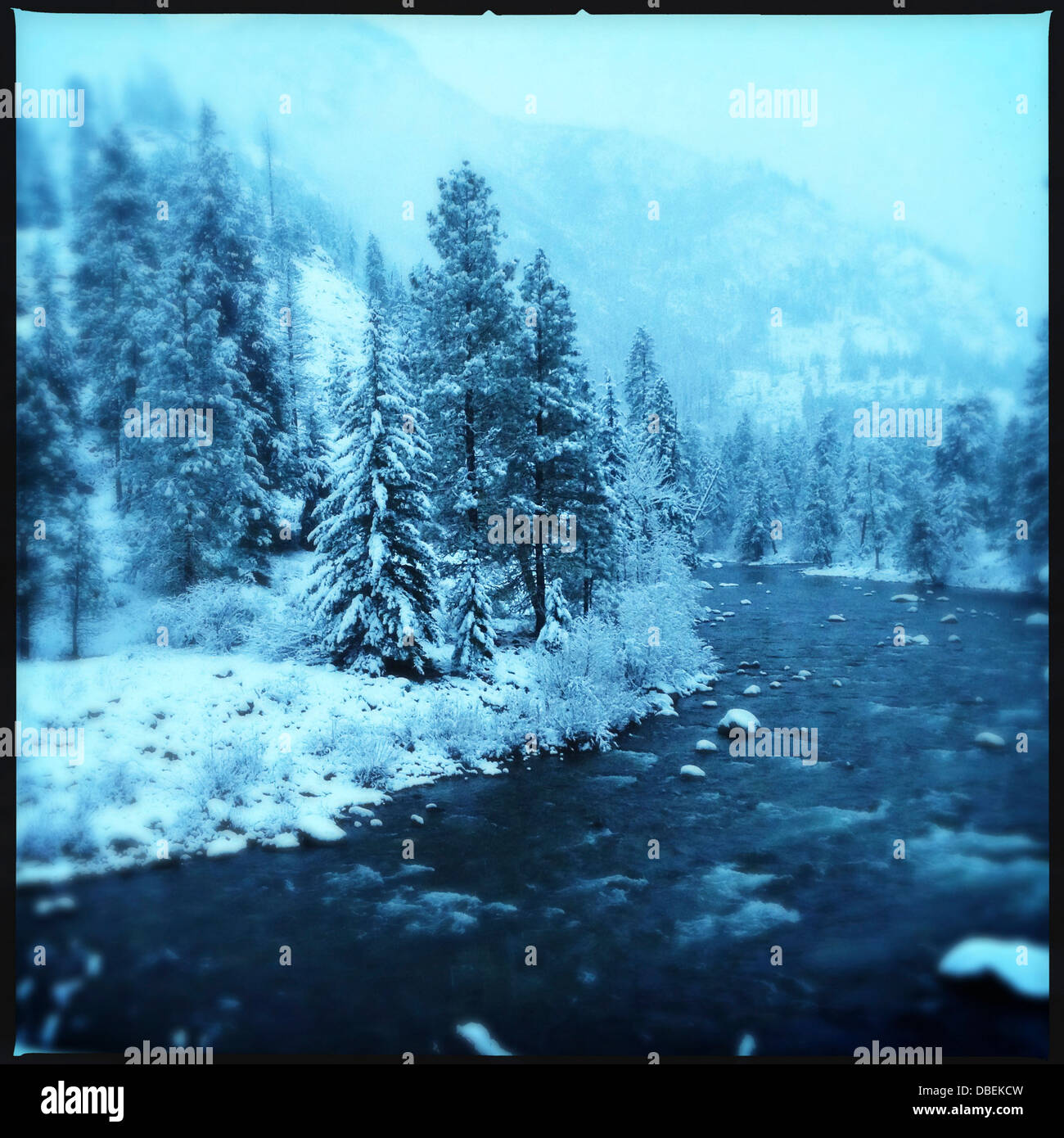 Fluss, der durch verschneite Landschaft, Leavenworth, Washington, Vereinigte Staaten von Amerika - Smartphone-aufgenommenes Stockfoto