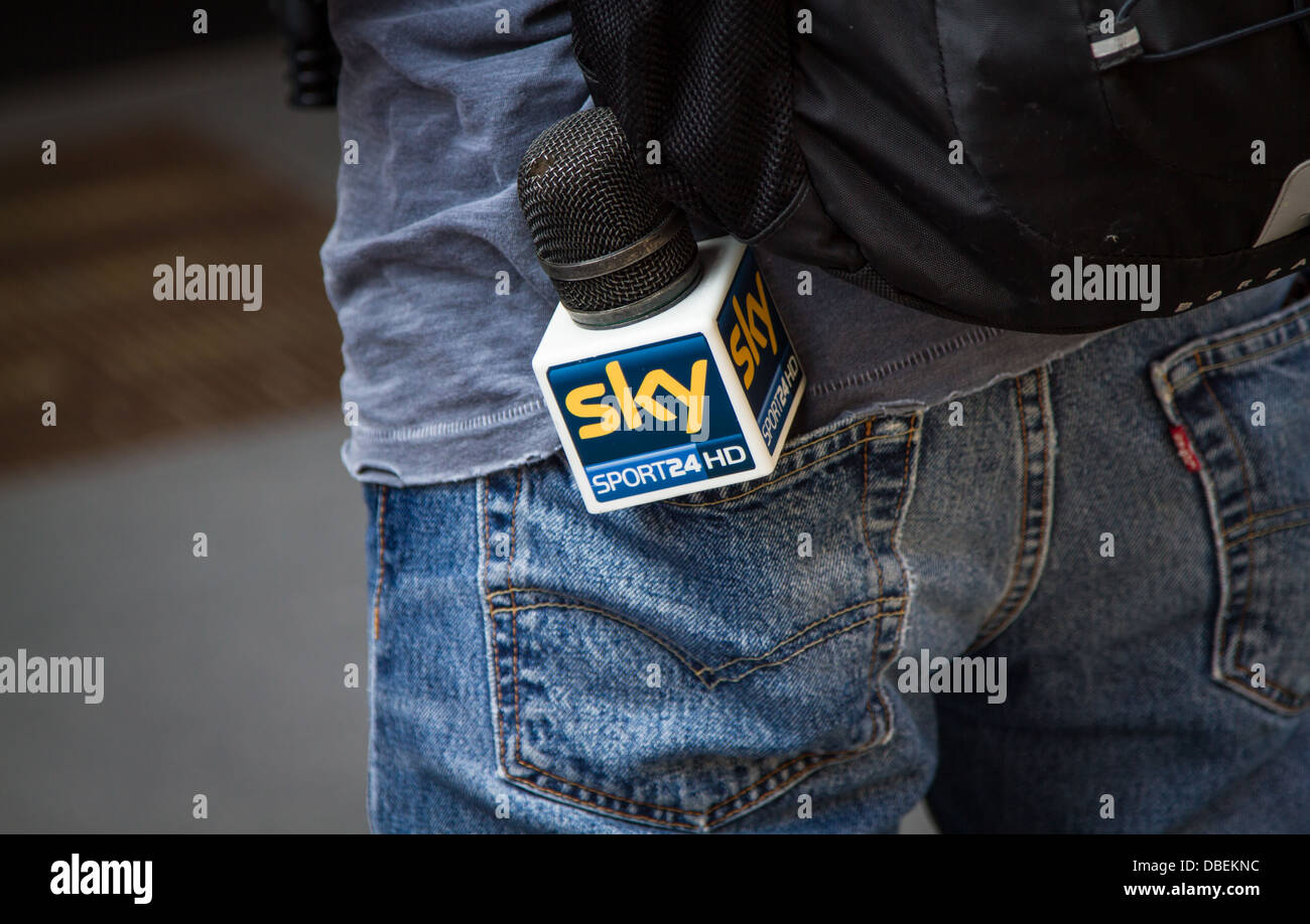 Sky Sport 2 hd Kameramann das Armani Hotel in Mailand drauen warten auf die Geschichte. Stockfoto